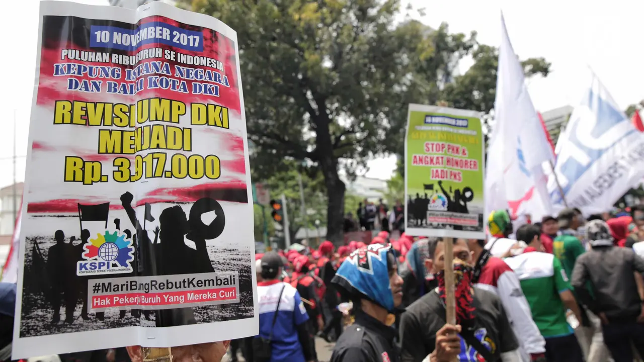 Massa Buruh Kepung Balai Kota DKI