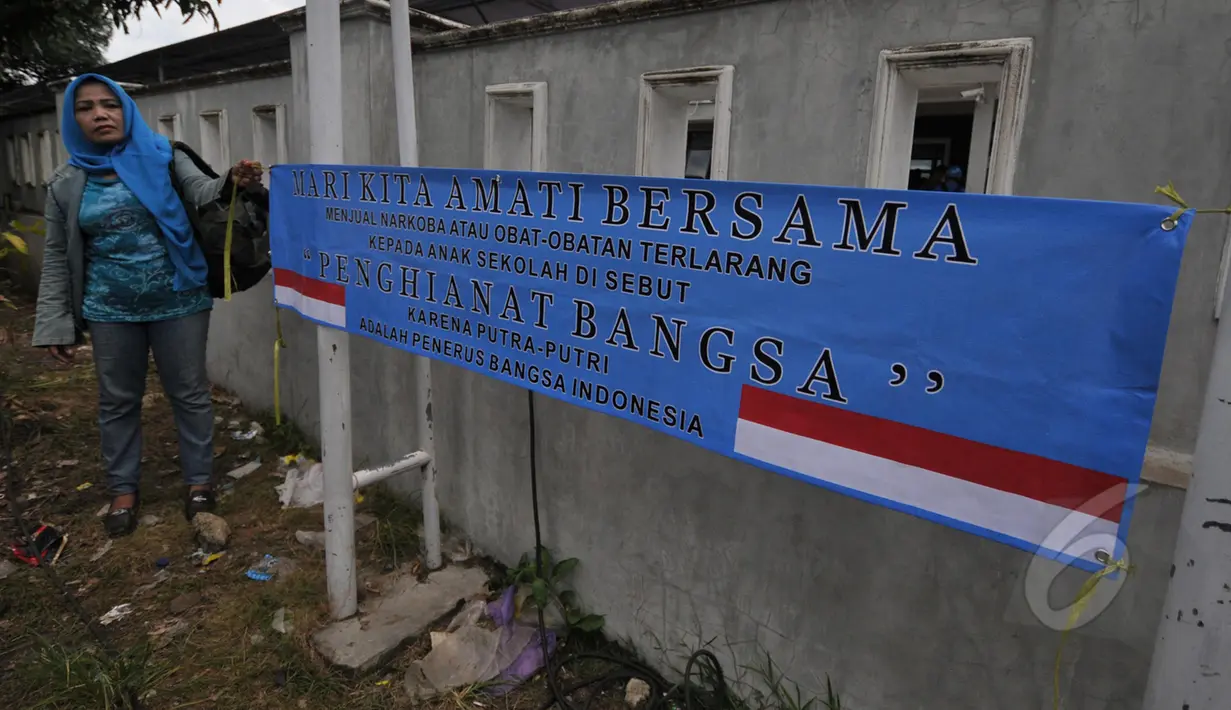 Aksi Ecin di dasari karena saudaranya pernah terjerat dalam narkoba belum lama ini, dermaga Wijaya Pura, Jawa Tengah, Minggu (8/3/2015). Ecin mengharapkan agar pemerintah mempercepat eksekusi mati terpidana narkoba. (Liputan6.com/Johan Tallo)