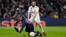 Pemain Barcelona Raphinha (kiri) berebut bola dengan pemain Real Madrid Nacho pada pertandingan sepak bola leg pertama semifinal Copa del Rey di Stadion Santiago Bernabeu, Madrid, Spanyol, 2 Maret 2023. Barcelona sukses megalahkan Real Madrid dengan skor 1-0 berkat gol bunuh diri Eder Militao. (AP Photo/Bernat Armangue)