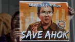 Massa dari Pijar Indonesia membentangkan poster saat aksi save Ahok di teras Balaikota Jakarta, Selasa (3/3/2015). Mereka mendukung Ahok untuk membongkar dan menyeret ke meja hijau mafia anggaran di DPRD DKI Jakarta. (Liputan6.com/Johan Tallo)