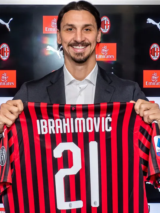 Zlatan Ibrahimovic memegang jersey AC Milan saat berfoto di markas AC Milan, Italia, Kamis (2/1/2020). Kembali memperkuat AC Milan, striker asal Swedia itu memilih menggunakan nomor punggung 21. (Claudio Furlan/LaPresse via AP)