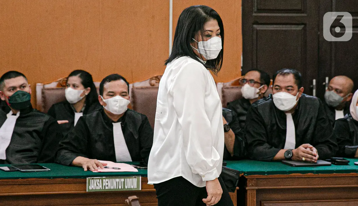 Terdakwa kasus pembunuhan berencana Nofriansyah Yosua Hutabarat atau Brigadir J, Putri Candrawathi bersiap menjalani sidang vonis di Pengadilan Negeri Jakarta Selatan, Senin (13/2/2023). Sebelumnya, sang suami Ferdy Sambo divonis hukuman mati oleh majelis hakim. (Liputan6.com/Faizal Fanani)