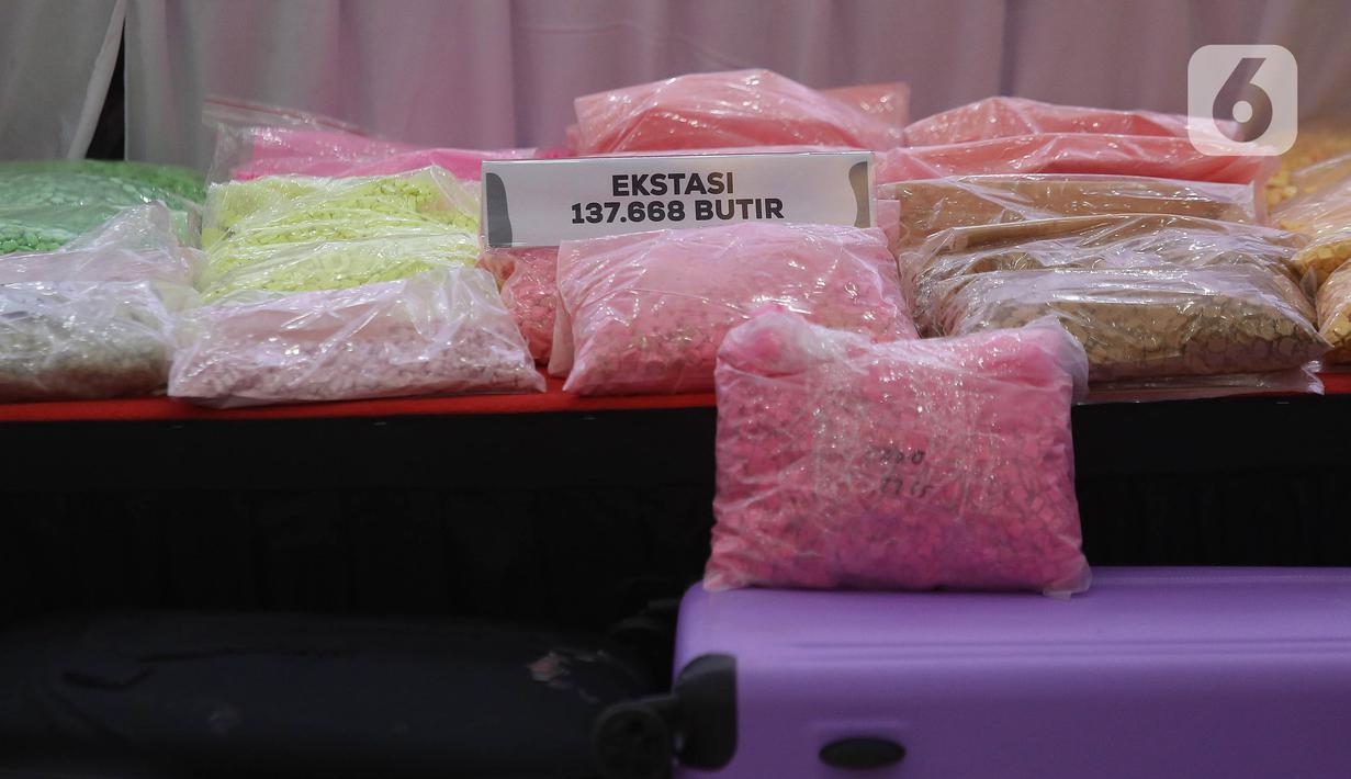 Sebanyak 4,4 ton sabu, 2,1 ton ganja serta ekstasi sebanyak 2.618.471 butir disita sebagai barang bukti. (merdeka.com/Arie Basuki)