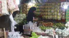 Pedagang menunggu pembeli di pasar kawasan Tangerang, Senin (7/2/2022). Ekonom Centre for Strategic and International Studies (CSIS) meminta pemerintah bisa mengantisipasi ketersediaan bahan pokok seiring peningkatan kasus COVID-19 varian Omicron. (Liputan6.com/Angga Yuniar)