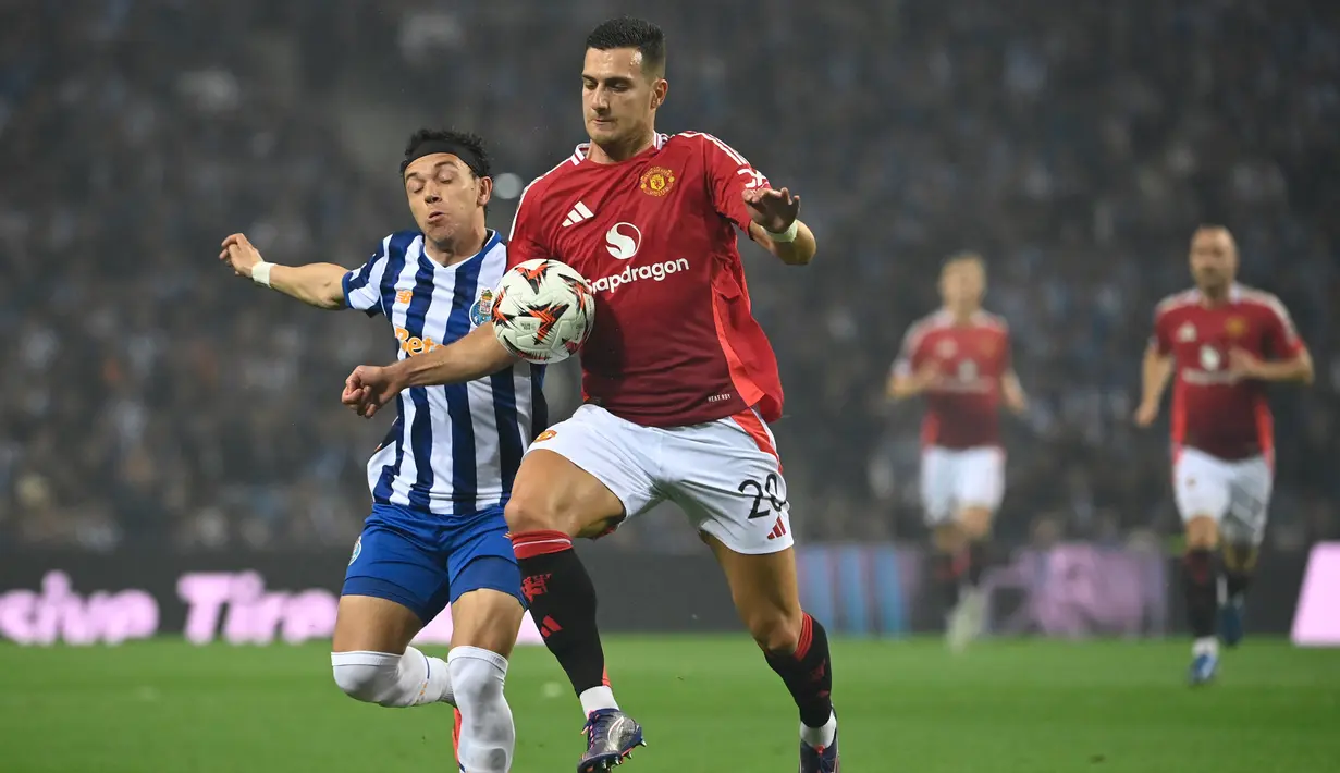 Pada menit ke-27, FC Porto berhasil mengejar ketinggalan lewat gol Pepe (kiri). (MIGUEL RIOPA/AFP)
