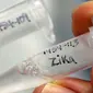 Ilmuwan Dan Galperin memegang botol yang ditandai "Zika" pada pengembangan vaksin virus Zika berdasarkan produksi variasi rekombinan dari protein E dari virus Zika di Protein Sciences Inc., Meriden, (20/6). (REUTERS/Mike Segar)