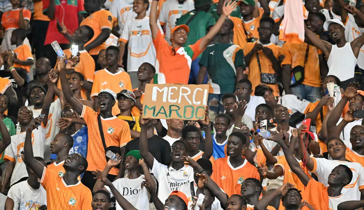 Ribuan warga Pantai Gading ikut merayakan gelar juara bersama para pemain timnas mereka. (Sia KAMBOU/AFP)