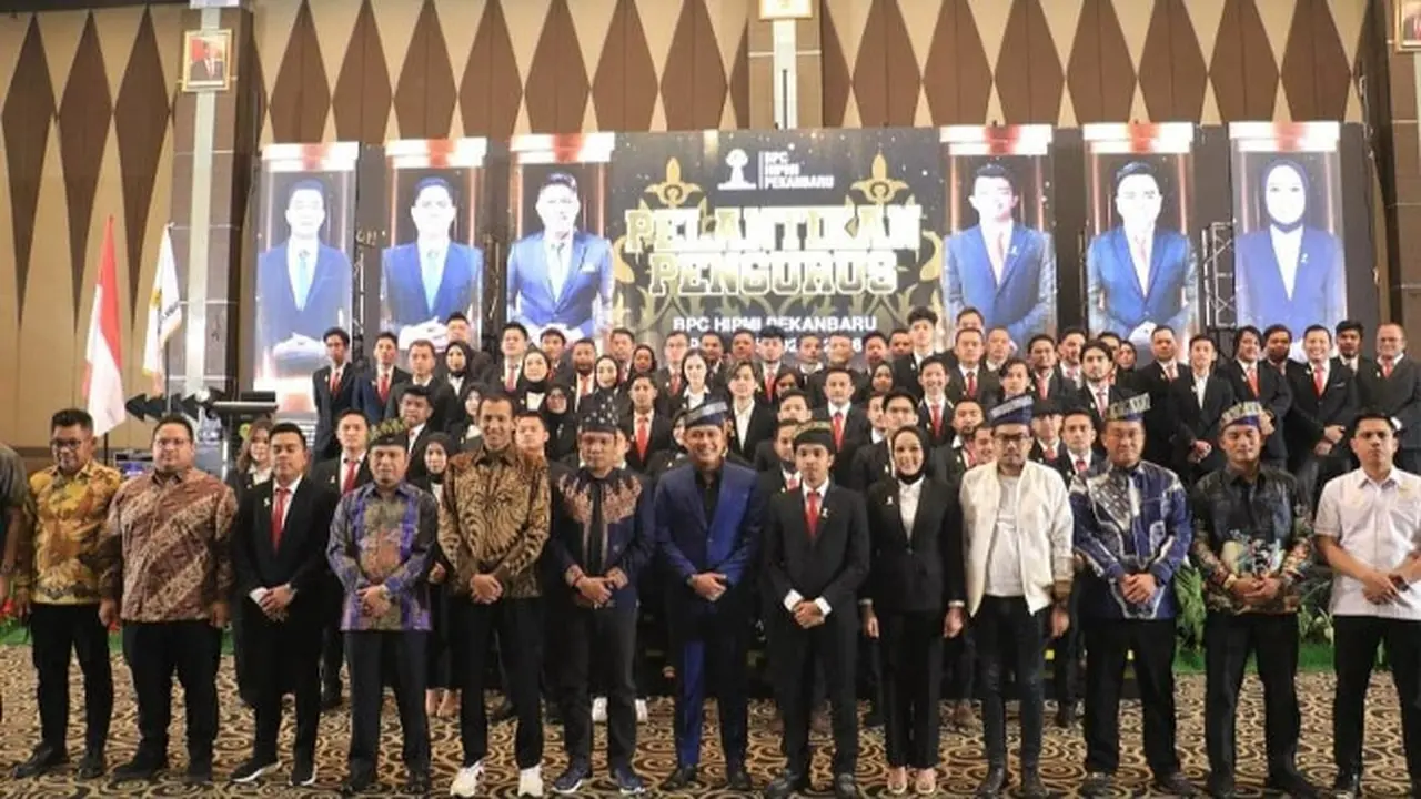 Pelantikan jajaran pengurus HIMPI Pekanbaru di Hotel Pangeran.