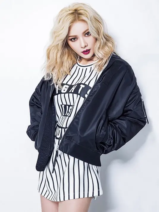 Pada video klip Red yang diambil dari album solonya yang berjudul A Talk, ia tak ragu untuk memperlihatkan tubuh seksinya. (foto: pinterest.com)