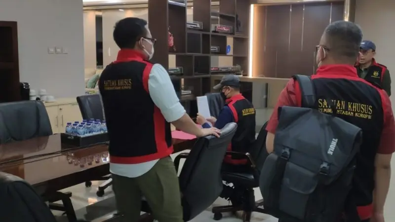 Kejati Jatim menggeledah kantor PT Inka di Madiun. (Foto: Kejati Jatim)