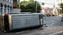 Sebuah mobil polisi dirusak massa saat bentrok di kawasan Pejompongan, Jakarta, Rabu (7/10/2020). (Liputan6.com/Faizal Fanani)