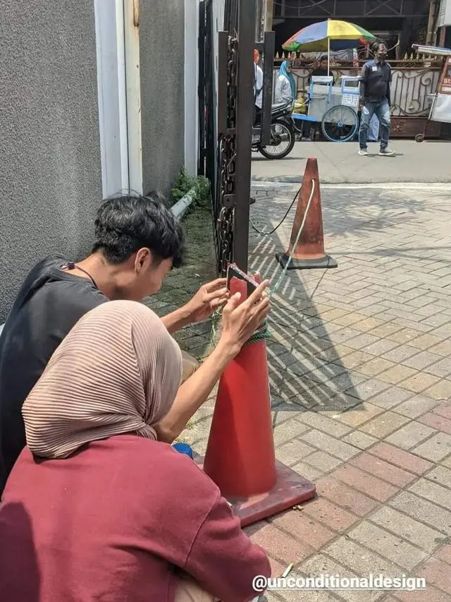Penyalahgunaan Kerucut Lalu Lintas yang Kreatif