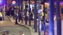 Petugas medis memberikan pertolongan kepada korban serangan teror di dekat London Bridge, Inggris, Sabtu (3/6). Teror terjadi ketika sebuah mobil van melaju kencang dan menghantam para pejalan kaki yang berada di kawasan itu. (Yui Mok/PA via AP)
