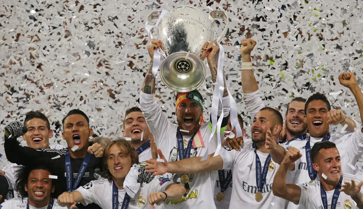 Kapten Real Madrid, Sergio Ramos mengangkat tropi Liga Champions 2015/2016, Stadion San Siro, Milan, Minggu (29/5). Madrid menang dari Atletico melalui drama adu pinalti dengan skor 5-3. (Reuters/ Stefano Rellandini)