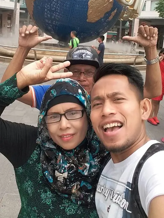 Menjadi pemain sepak bola profesional yang sudah melalang buana hingga Liga Malaysia, membuat Andik kerap mengajak keluarganya berlibur ke luar negeri. Seperti saat Andik mengajak ibu dan ayahnya berkunjung ke Universal Studios Singapore di Singapura. (Liputan6.com/IG/@andikvermansah)