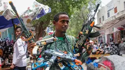 Seorang pedagang menjual senjata mainan jelang Hari Raya Idul Fitri yang menandai akhir bulan puasa Ramadhan, di Mogadishu, Somalia, (19/5/2020). (AP Photo/Farah Abdi Warsameh)