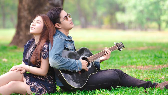 Terpaut Beda Usia Jauh Dengan Pasangan Nggak Masalah Asal Lifestyle Fimela Com