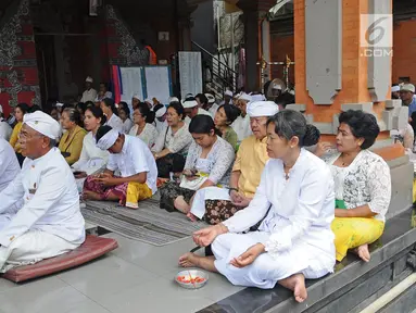 Sejumlah umat Hindu mengikuti prosesi upacara Mecaru jelang perayaan Hari Nyepi Tahun Baru Saka 1941 di Pura Tribhuana Agung Sukmajaya Depok, Jawa Barat, Rabu (6/3). (Liputan6.com/Herman Zakharia)