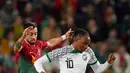 Pemain Nigeria Joseph Ayodele-Aribo (kanan) berebut bola dengan pemain Portugal Bruno Fernandes pada pertandingan persahabatan di Stadion Jose Alvalade, Lisbon, Portugal, 17 November 2022. Portugal menghajar Nigeria dengan skor telak 4-0, mereka akan berangkat ke Qatar pada 18 November untuk Piala Dunia 2022. (AP Photo/Armando Franca)