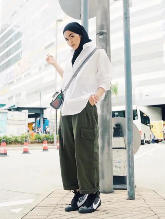 Tampilan boyish-nya ini dilengkapi dengan penggunaan sneakers. Ya, Sivia sangat menyukai sneakres. Dalam berbagai momen, dirinya selalu memilih sneakers untuk acara apapun. (Liputan6.com/IG/@siviazizah)