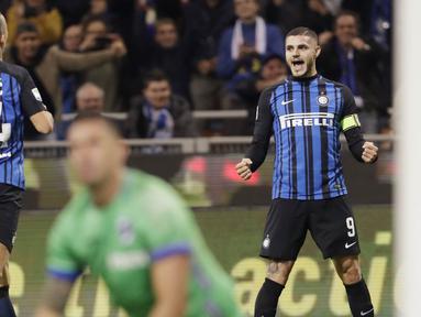 Kapten Inter Milan, Mauro Icardi, melakukan selebrasi usai mencetak gol ke gawang Sampdoria pada laga Serie A di Stadion Giuseppe Meazza, Selasa (24/10/2017). Inter Milan menang 3-2 atas Sampdoria. (AP/Luca Bruno)