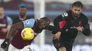 Gelandang West Ham United, Michail Antonio (kiri) berebut bola dengan bek Liverpool, Nathaniel Phillips pada lanjutan pekan ke-21 Liga Inggris 2020/2021 di London Stadium, Minggu (31/1/2021) malam WIB. West Ham dipaksa bertekuk lutut oleh Liverpool dengan skor 1-3. (Clive Rose/Pool via AP)