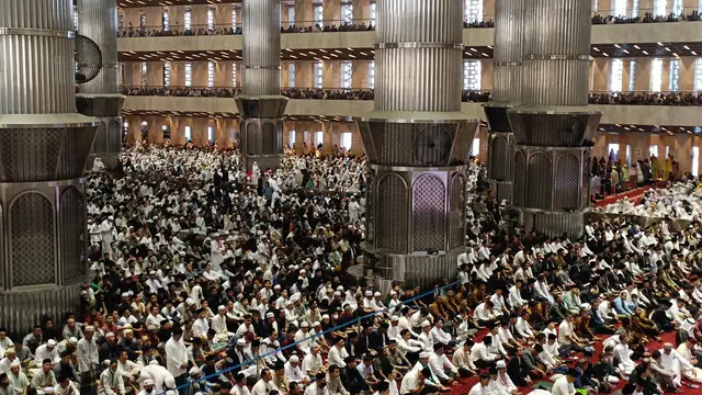 Presiden Joko Widodo atau Jokowi dan Wakil Presiden Ma'ruf Amin melaksanakan salat Idul Fitri 1445 Hijriah di Masjid Istiqlal Jakarta Pusat, Rabu (10/4/2024). (Merdeka).