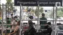 Calon penumpang melakukan tes antigen di Stasiun Pasar Senen, Jakarta, Senin (3/1/2022). PT KAI (Persero) menurunkan tarif tes antigen di stasiun bagi penumpang KA jarak jauh menjadi Rp35 ribu dari harga sebelumnya Rp45 ribu sebagai bentuk peningkatan pelayanan. (merdeka.com/Iqbal S. Nugroho)