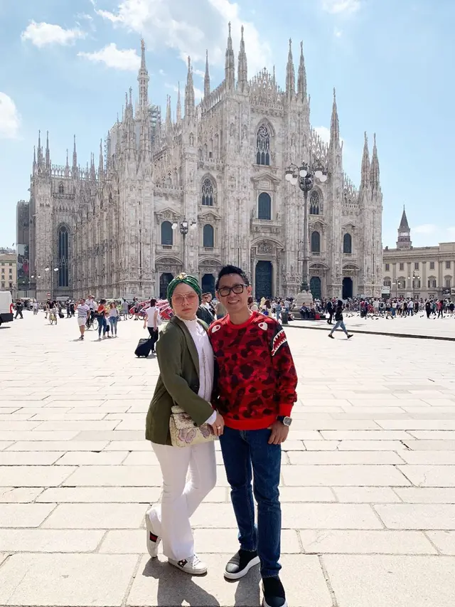 Potret Padu Padan Busana Eko Patrio dan Istri