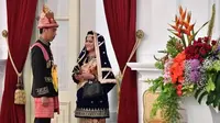 Saat upacara peringatan HUT RI ke-73,  Iriana yang mengenakan pakaian adat Minangkabau, Sumatera Barat. :engkap dengan penutup kepala, kalung, dan handbag Foto: Instagram @jokowi