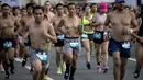 Peserta berlari dengan bertelanjang dada saat berpartisipasi pada The "Underpants Run" di Manila, Filipina, 8 April 2018. Ratusan orang hanya mengenakan pakaian yang minim berlari di sekitar distrik perbelanjaan kelas atas Manila. (NOEL CELIS / AFP)