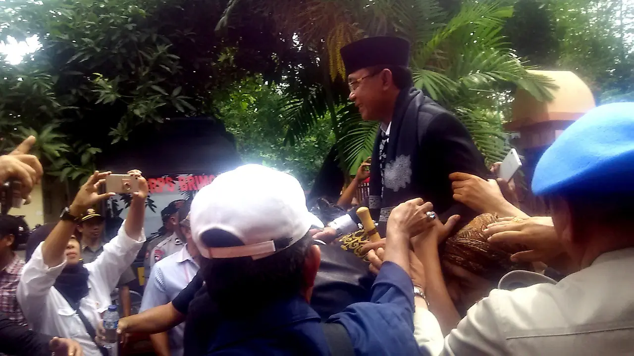 Pasangan cagub dan cawagub NTB Ahyar Abduh dan Mori Hanafi datang mendaftar dengan diarak.