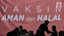 Warga menjalani vaksinasi Covid-19 di Pelabuhan Sunda Kelapa, Jakarta, Kamis (10/6/2021). Program vaksinasi massal disambut antusias oleh warga hingga menyebabkan antrean membeludak. (merdeka.com/Iqbal S. Nugroho)