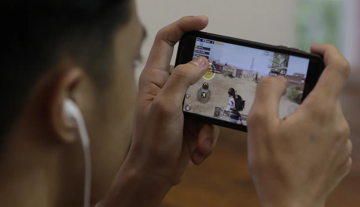 Tim e-Sports, WAW divisi PUBG, memberikan simulasi saat mengunjungi Kantor KLY di Jakarta, Kamis (21/2). Dalam kunjungan itu tim milik Youtuber Reza Arap tersebut berbagi tips dan triks dalam bermain PUBG. (Bola.com/M. Iqbal Ichsan)