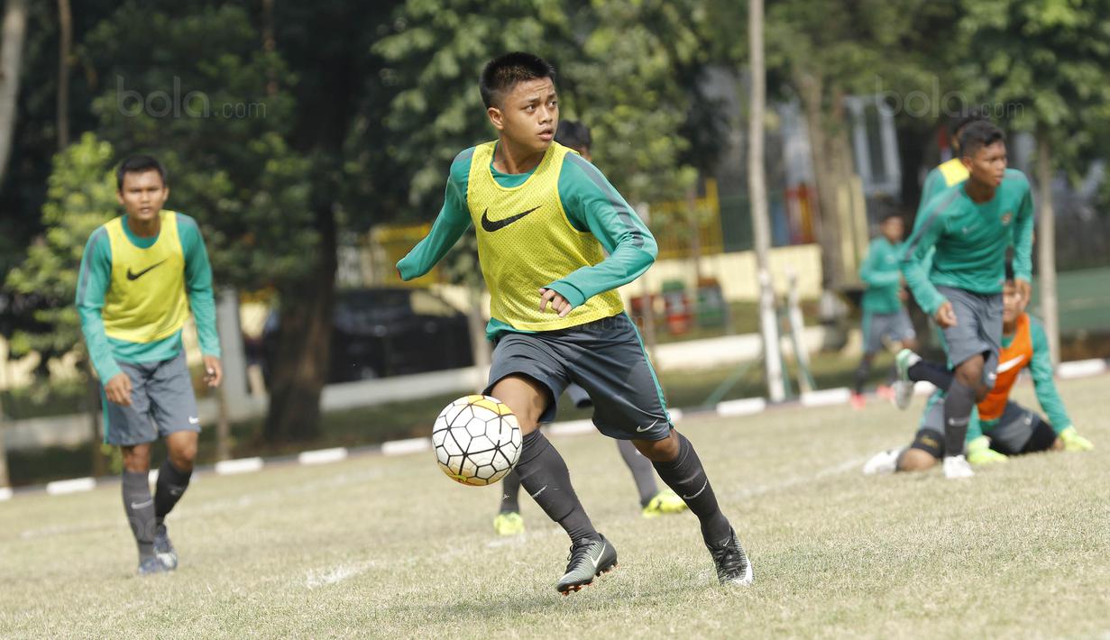 Pemain Timnas Indonesia U-16, Andre Oktaviansyah, menggiring bola saat latihan di Lapangan Atang Sutresna, Cijantung, Selasa (12/9/2017). Latihan tersebut untuk persiapan kualifikasi Piala Asia U-16 di Thailand. (Bola.com/M Iqbal Ichsan)