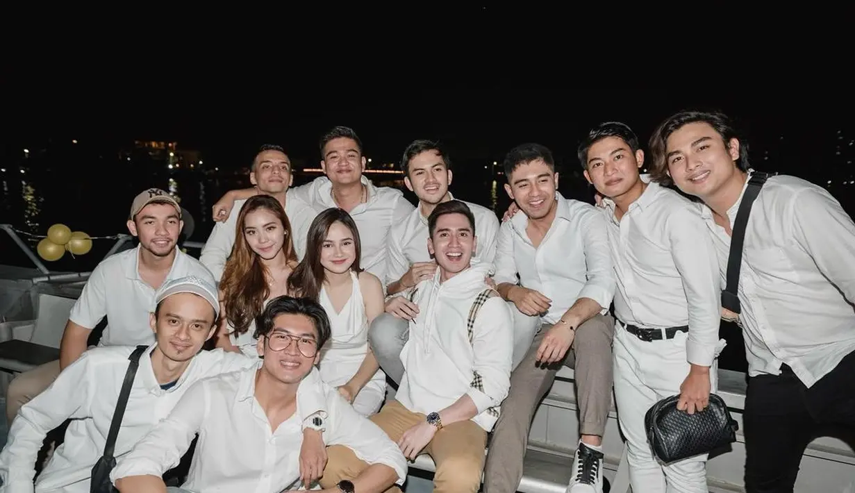 Event tersebut dihadiri keluarga, sahabat dan sejumlah orang-orang yang ia sayangi. (Instagram @bramastavrl)