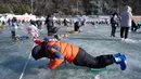Hampir sama dengan sebelumnya, salah satu program kegiatan yang paling populer di festival ini adalah memancing di atas es. (AP Photo/Ahn Young-joon)