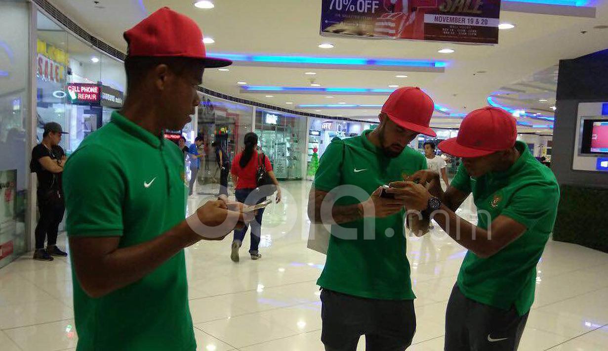Pemain Timnas Indonesia, Stefano Lilipaly (tengah) ditemani M. Abduh Lestaluhu (kanan) dan Manahati Lestusen (kiri) berkeliling dalam pusat perbelanjaan di Makati City, Manila, Filipina, Minggu (20/11/2016). (Bola.com/Nicklas Hanoatubun)