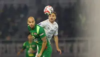 Pemain Persebaya, Risto Mitrevski berduel dengan pemain PSIM Yogyakarta, Nermin Haljeta pada pertandingan pembuka BRI Super League 2025/2026 di Stadion Gelora Bung Tomo, Jumat (08/08/2025) malam WIB. (Bola.com/Abdul Aziz)