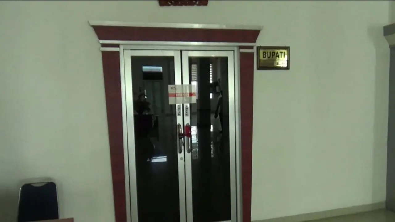 KPK Segel Kantor Bupati Labuhanbatu (Liputan6.com/Reza Efendi)