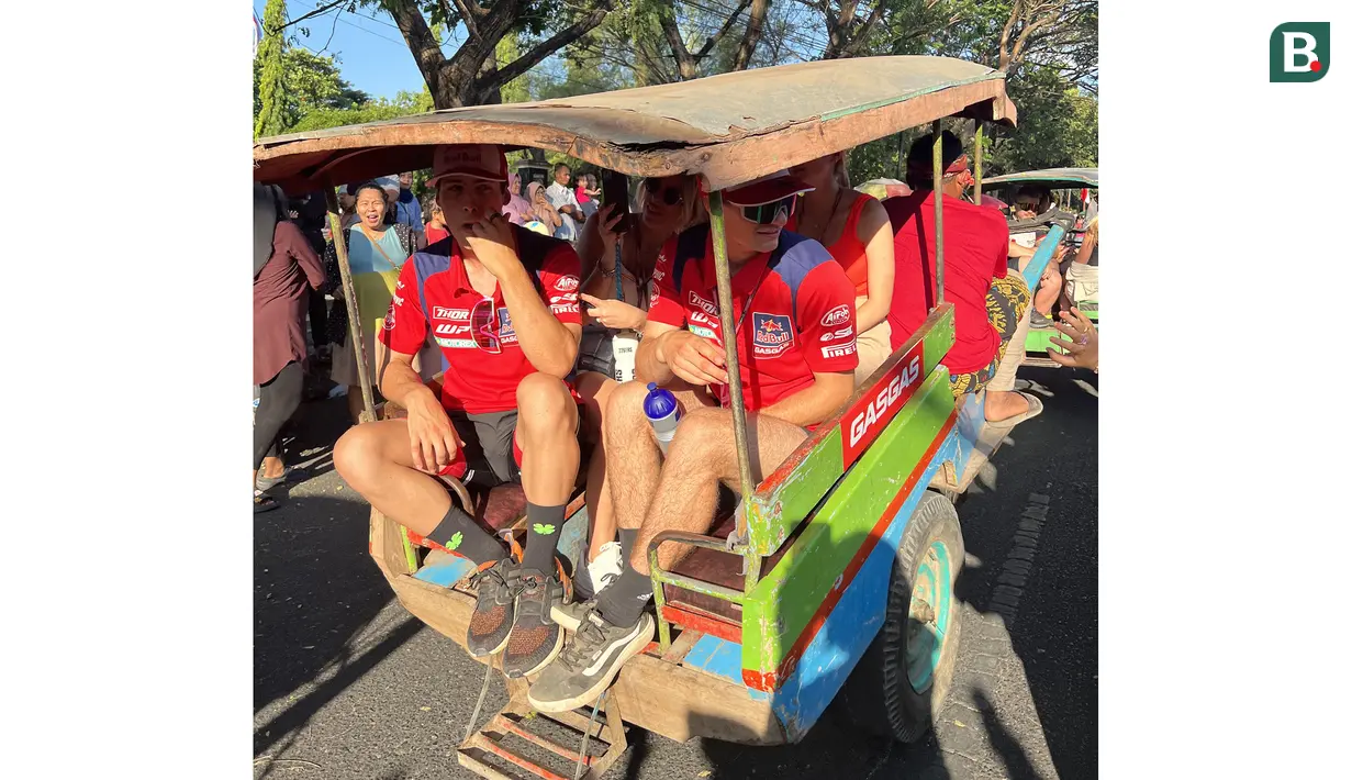 Tim Red Bull Gas Gas Factory Racing tak kalah heboh saat mengikuti parade menjelang MXGP Sumbawa 2023. Parade digelar mulai dari Kantor Bupati Sumbawa sampai Istana Dalam Loka, Jumat (23/6/2023). (Bola.com/Wiwig Prayugi)