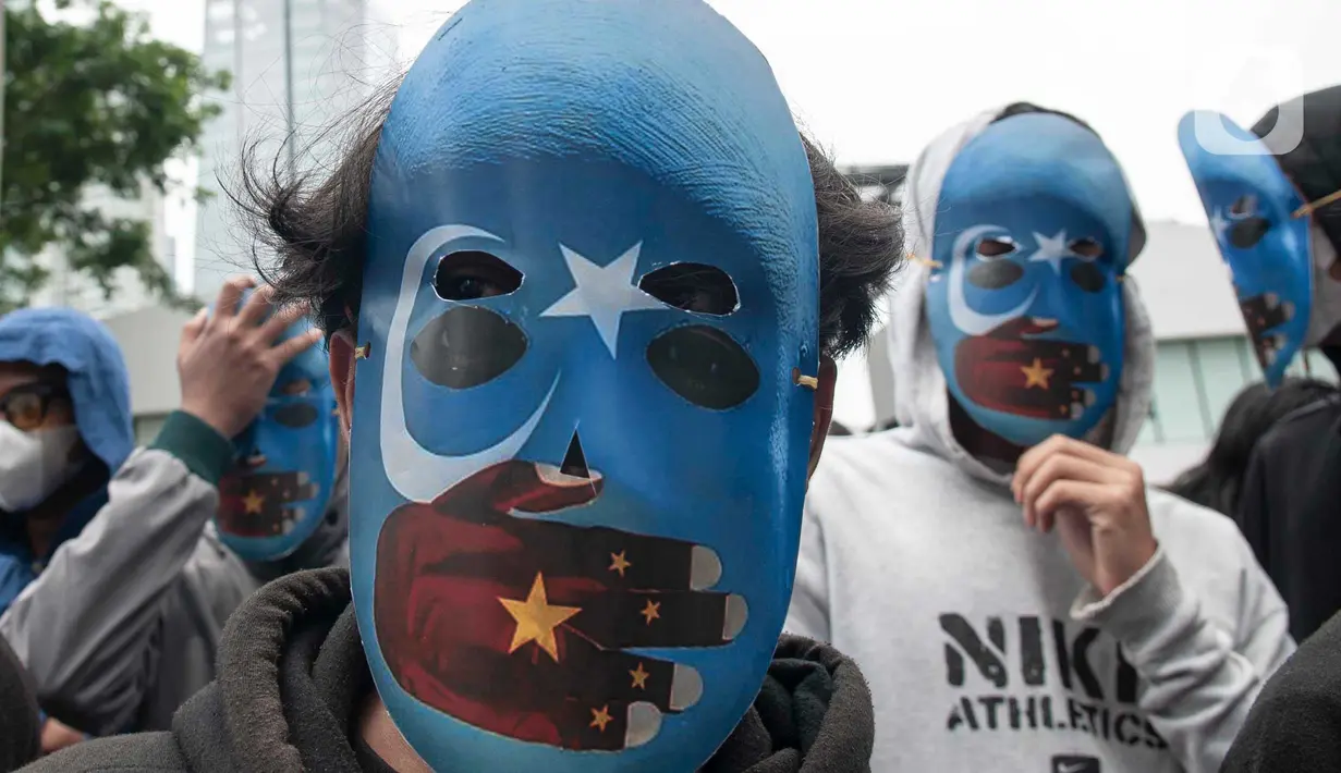 Aliansi Mahasiswa Islam menggelar aksi teatrikal di depan Kedubes China, Mega Kuningan, Jakarta, Jumat (3/2/2023). Selain berorasi, mereka juga menggelar aksi teatrikal dan membawa spanduk tuntutan dalam aksi tersebut. (merdeka.com/Imam Buhori)