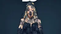 Madonna Memukau di Usia 66 Tahun, Dramatis Pakai Serba Hitam dan Mahkota Emas di Milan Fashion Week
