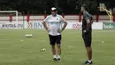 Pelatih PSM Makassar, Rene Alberts, berdiskusi dengan pelatih Bhayangkara FC, Simon McMenemy, saat bertemu di Stadion PTIK, Jakarta, Minggu (2/12). Keduanya akan bertemu pada pekan ke-33 Liga 1. (Bola.com/Vitalis Yogi Trisna)