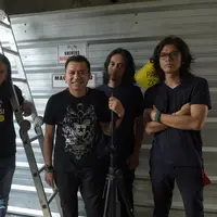 Selain suami Ashanty, para personelnya Kidnap Katrina, antara lain Massto (drum), Koko (gitar), Gorga (bass), Damon Koeswoyo (gitar), dan alm. Teguh (keyboard). (Adrian Putra/Bintang.com)