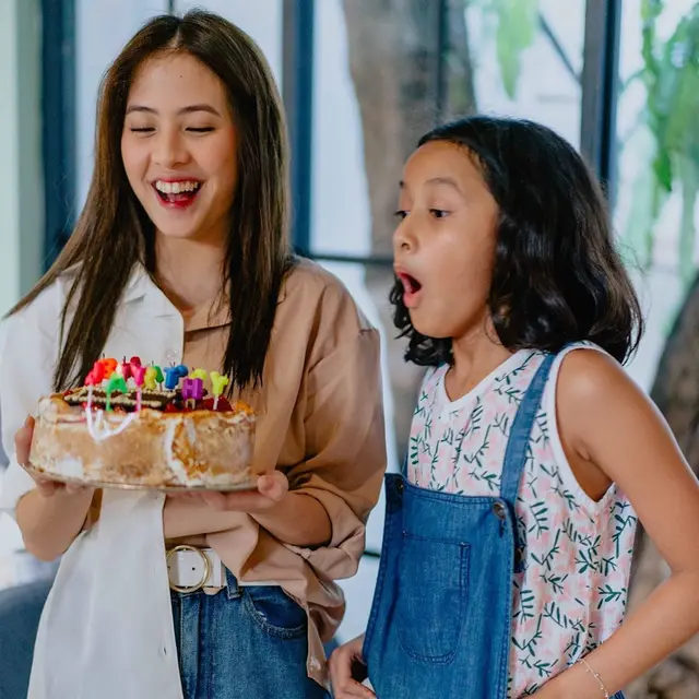 Diberi Kejutan Ulang Tahun, Ini 6 Potret Kebersamaan Adhisty Zara dan Widuri Putri