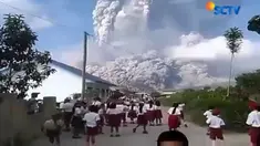 Pasca - erupsi, para petani pun berupaya membersihkan lahan pertanian yang tertutup abu vulkanik tebal