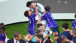 Pemain Argentina Lionel Messi menghampiri anak-anaknya setelah mengalahkan Prancis pada pertandingan sepak bola final Piala Dunia 2022 di Stadion Lusail, Lusail, Qatar, 18 Desember 2022. Argentina menang 4-2 atas Prancis melalui drama adu penalti setelah pertandingan berakhir imbang 3-3. (AP Photo/Hassan Ammar)