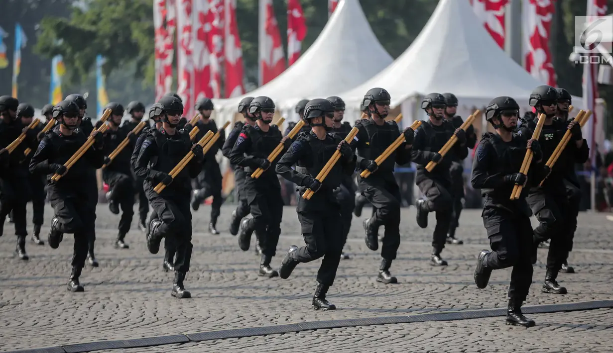 Eskrima Brimob bersiap melakukan aksi bela bela diri dalam HUT ke-73 Bhayangkara di Monas, Jakarta, Rabu (10/7/2019). HUT ke-73 Bhayangkara ini bertemakan ‘Dengan Semangat Promoter, Pengabdian Polri untuk Masyarakat, Bangsa dan Negara. (Liputan6.com/Faizal Fanani)