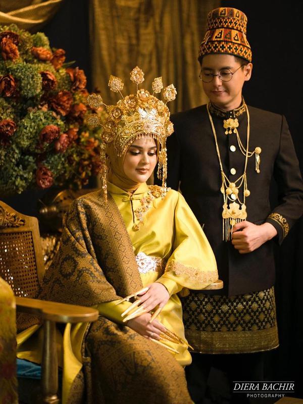 Cut Meyriska dan Roger Danuarta mengenakan busana khas pengantin Aceh saat dalam foto prewedding (Dok.Instagram/@doleytobing/https://www.instagram.com/p/B0ddxekhib9/Komarudin)